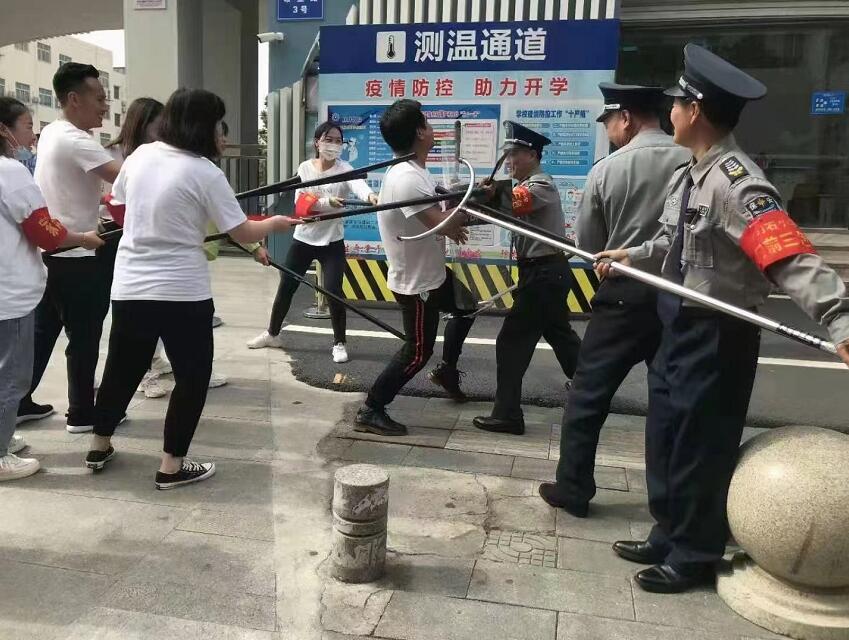 公安分局內(nèi)保大隊(duì)、獵鷹保安公司聯(lián)合開(kāi)展校園反恐防暴演練活動(dòng)