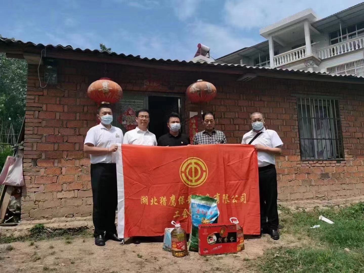 端午節(jié)將至，獵鷹企業(yè)組織員工走進鄉(xiāng)村，為老人送去生活物資