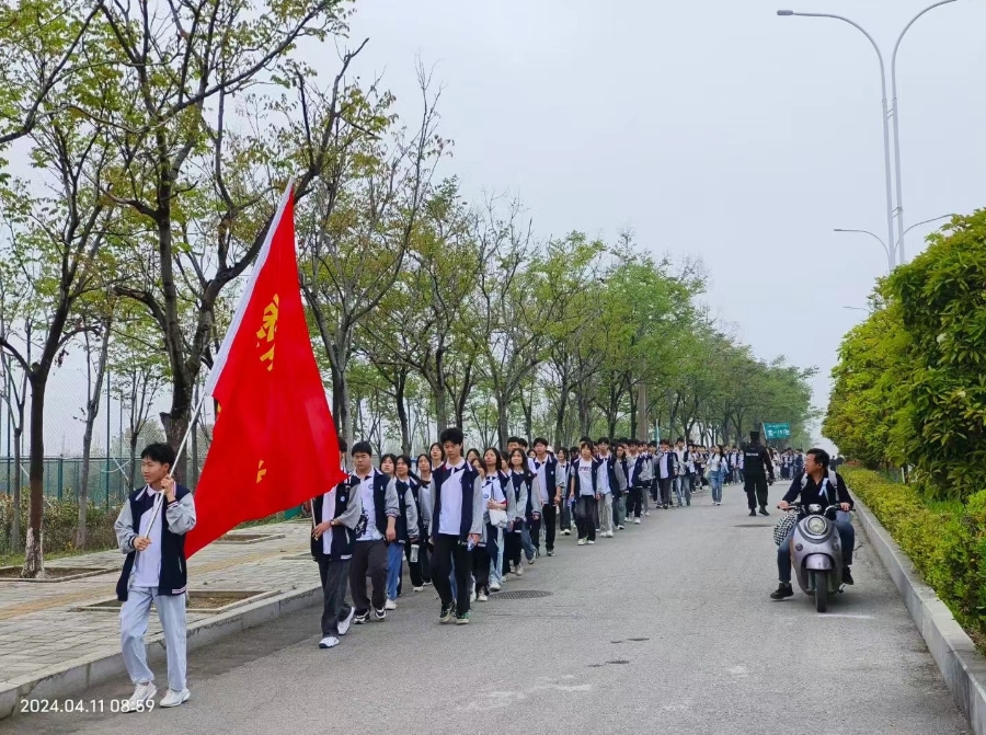 棗陽市師苑高中 春風(fēng)伴研學(xué)，獵鷹保護航。